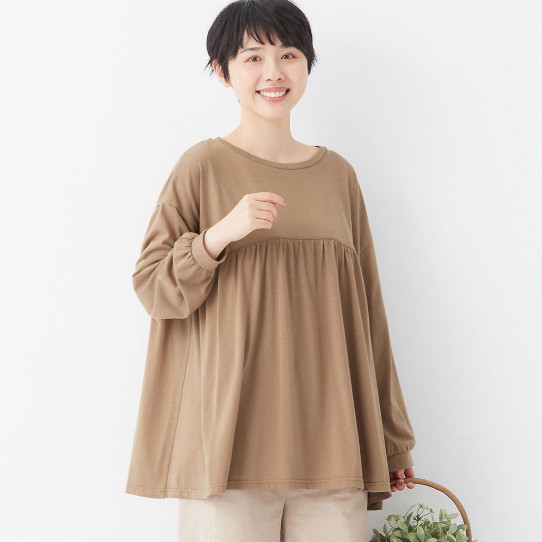 日本 BELLUNA - 垂墜感修身圓領長袖上衣-淺灰綠