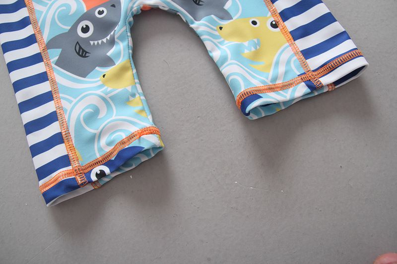 男寶長袖連身泳裝(附帽子)-快樂鯊魚-深藍+白+淺藍