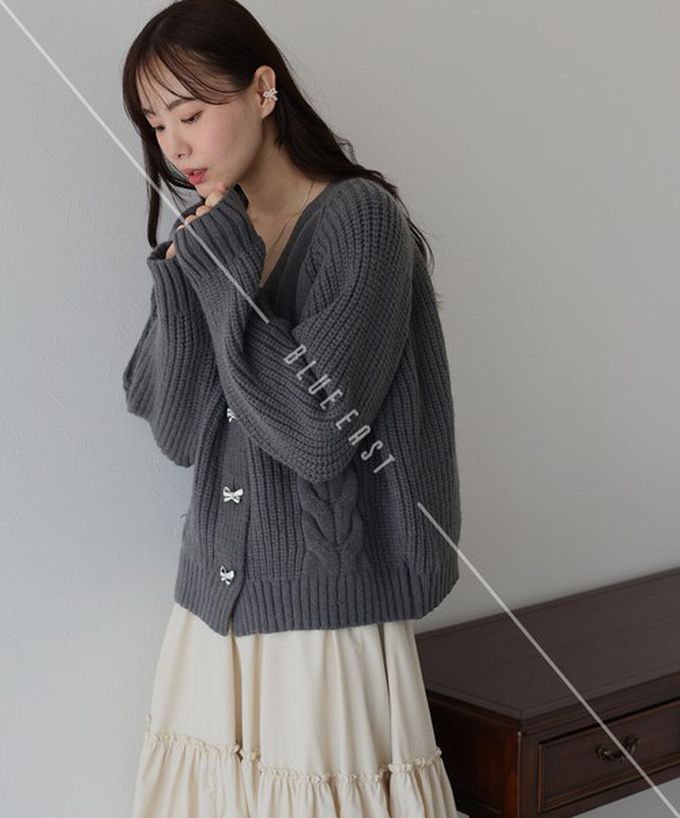日本 BLUE EAST - 蝴蝶結寶石V領麻花粗編開襟衫-嬰兒粉 (M)