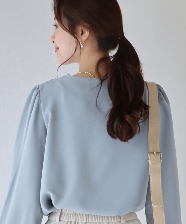 日本 BLUE EAST - 柔美光澤V領長袖襯衫-奶油白