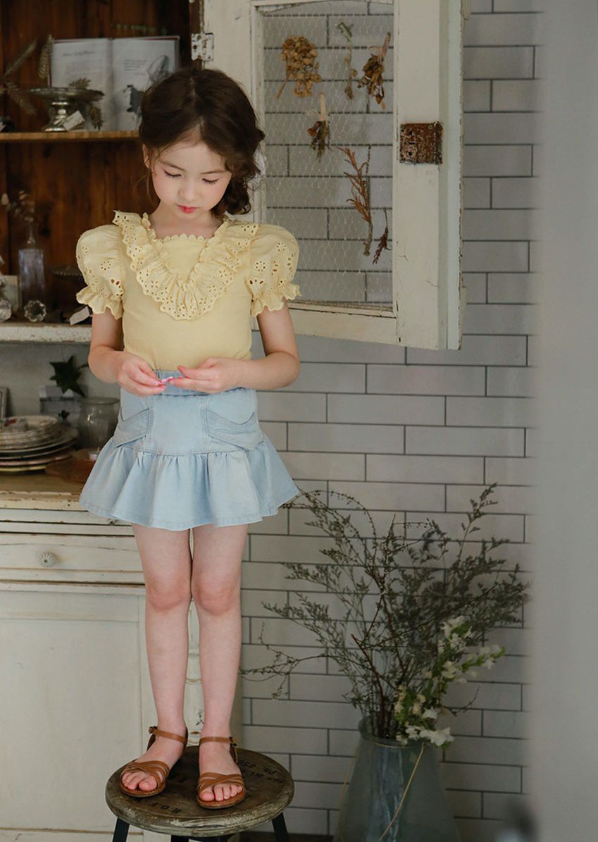 韓國 PuellaFLO - V字荷葉鏤空公主袖上衣-鵝黃