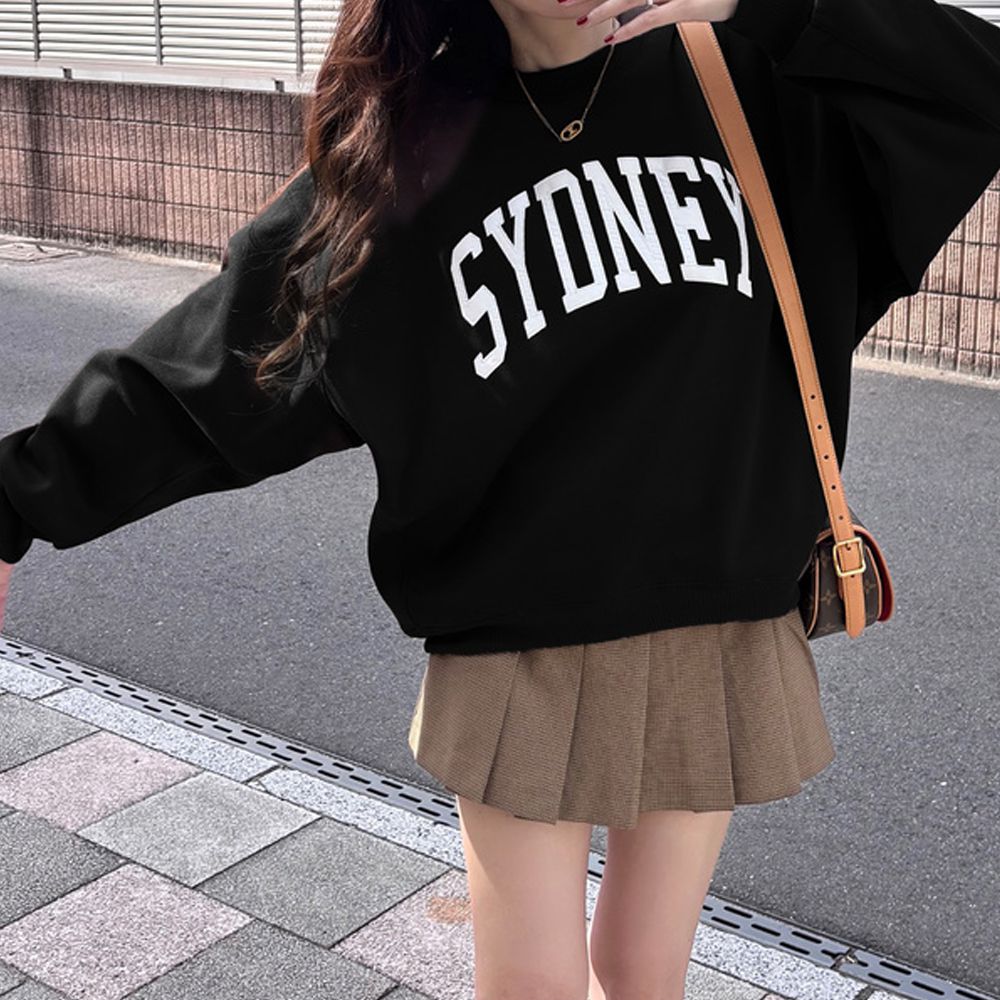 英文刺繡寬鬆休閒大學T-SYDNEY-黑 (F)