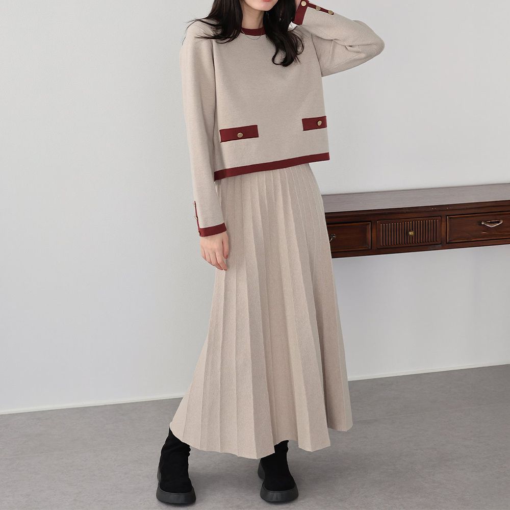 金釦滾邊針織上衣+優雅百摺長裙(2件組)-米x酒紅