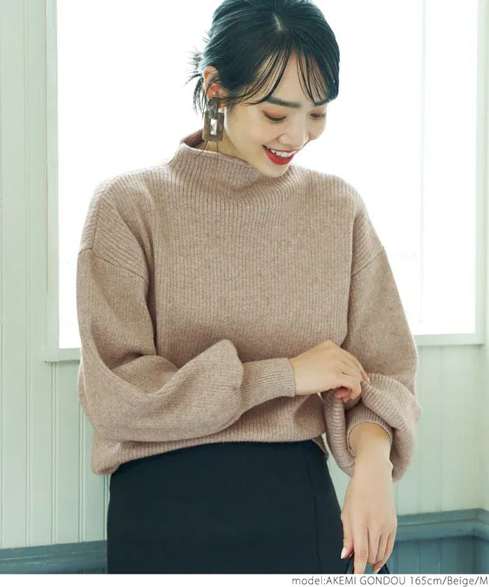 日本 COCA - 立領修身坑條落肩針織毛衣-米杏