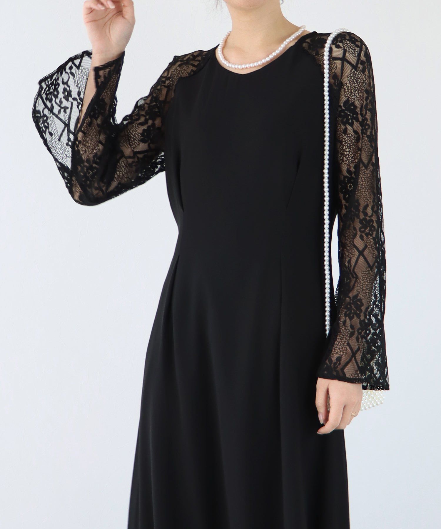 日本 BLUE EAST - 優雅V領蕾絲袖拼接洋裝-經典黑