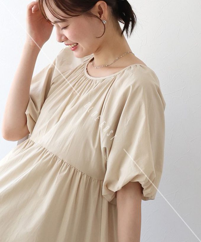 日本 BLUE EAST - 100%棉 下擺精緻蕾絲泡泡短袖洋裝-淺卡其