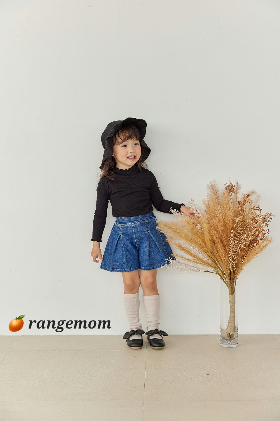 韓國 Orange Mom - 百搭彈性直紋捲邊上衣-黑