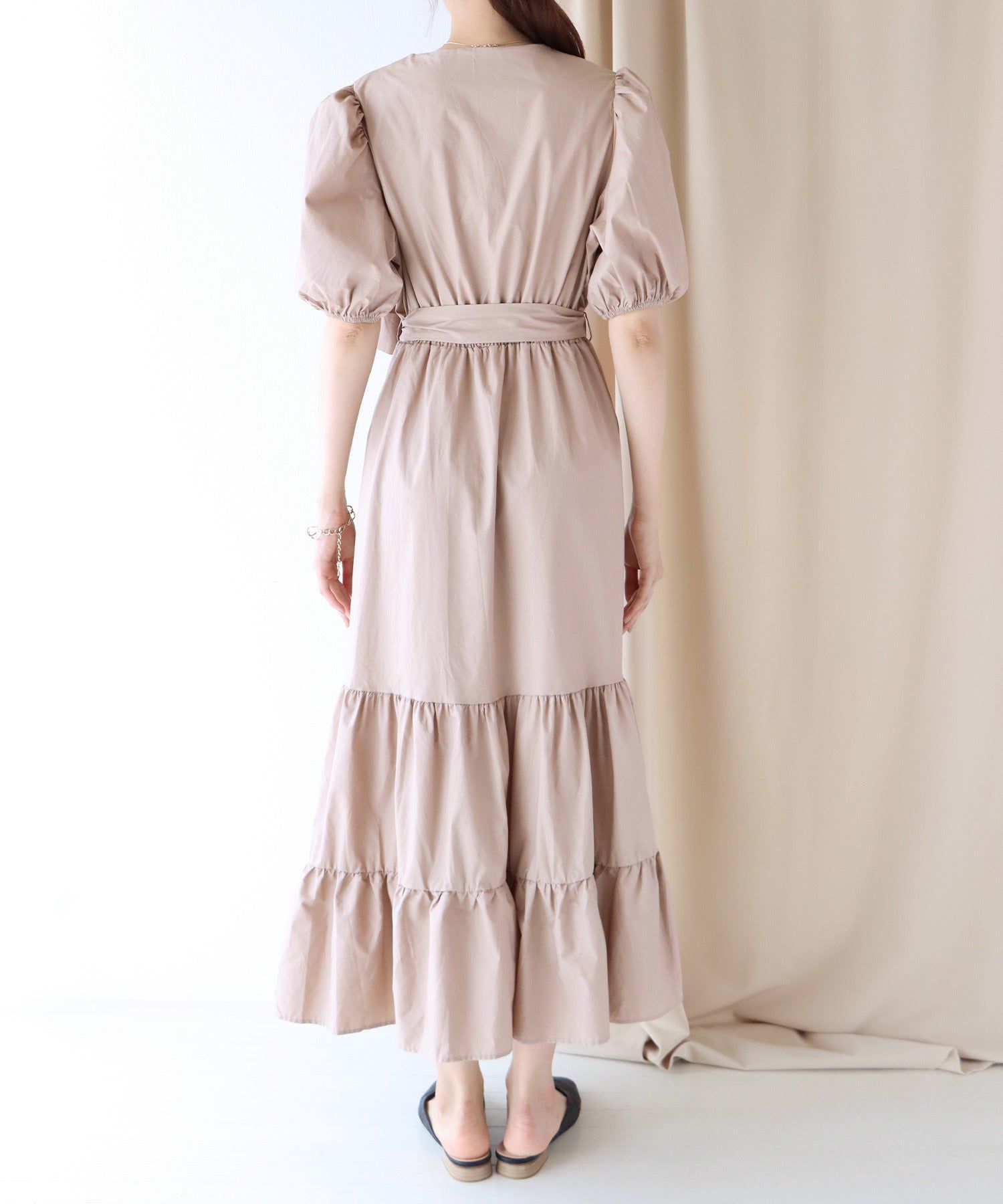 日本 BLUE EAST - 優雅小V領綁帶澎澎袖洋裝-奶茶棕