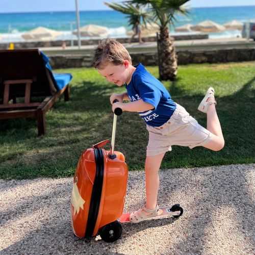 暑假出國必備！行李箱秒變滑板車【英國 Flyte】出遊神器！