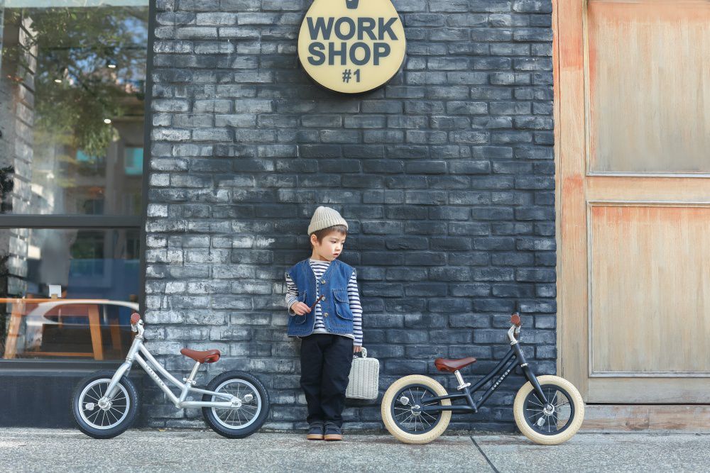 Chelston bikes - Mini Dutch 復古滑步車-夜幕黑(消光)-滑步車 x 1 , 手工編織竹籃 x 1 , 麻料內襯  x 1 , 3 歲以下專用ABS氣嘴蓋 x 1