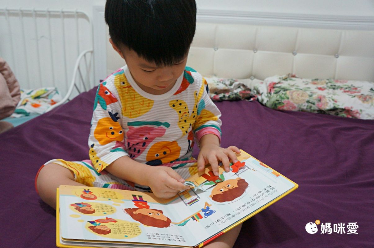 動動小手包禮物、搭雪橇！《一起快樂過聖誕》趣味互動遊戲書