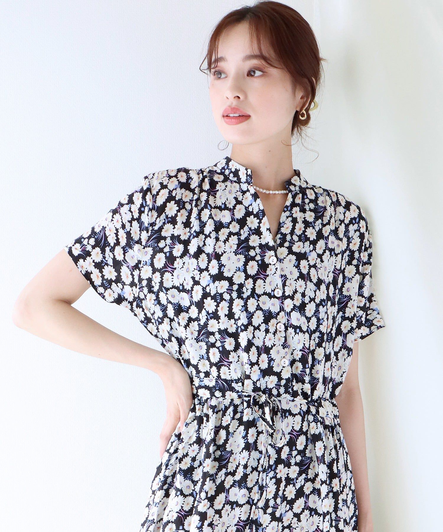 日本 BLUE EAST - 氣質小V領排釦短袖洋裝-碎花-深藍 (M(Free))