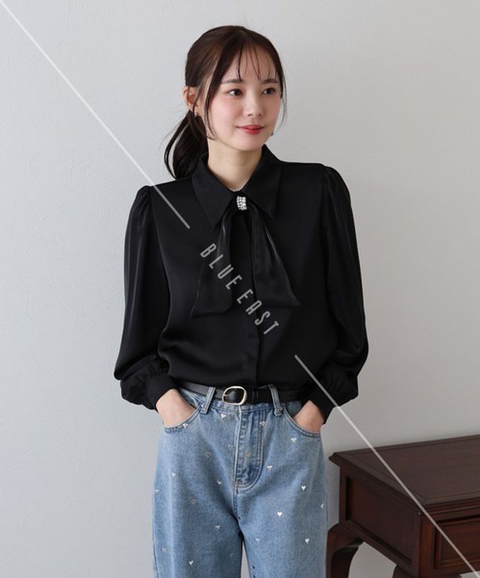 日本 BLUE EAST - 華美珍珠墜飾蝴蝶結緞面長袖襯衫-粉紅 (M)