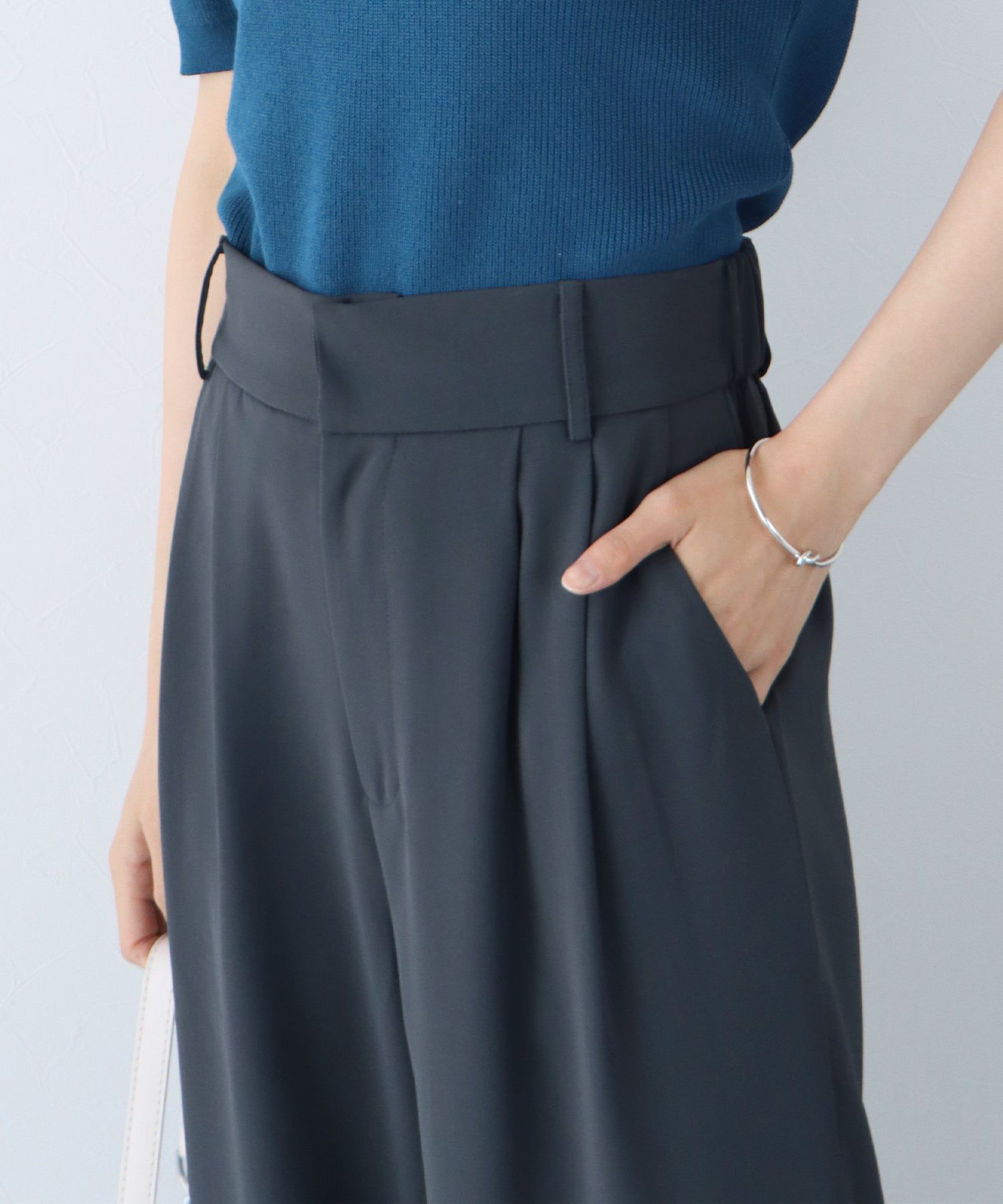 日本 BLUE EAST - 質感百搭垂墜感西裝褲-米灰