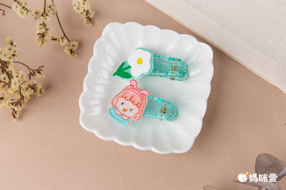 卡通透明壓克力髮夾2入組-眨眼女孩-綠色