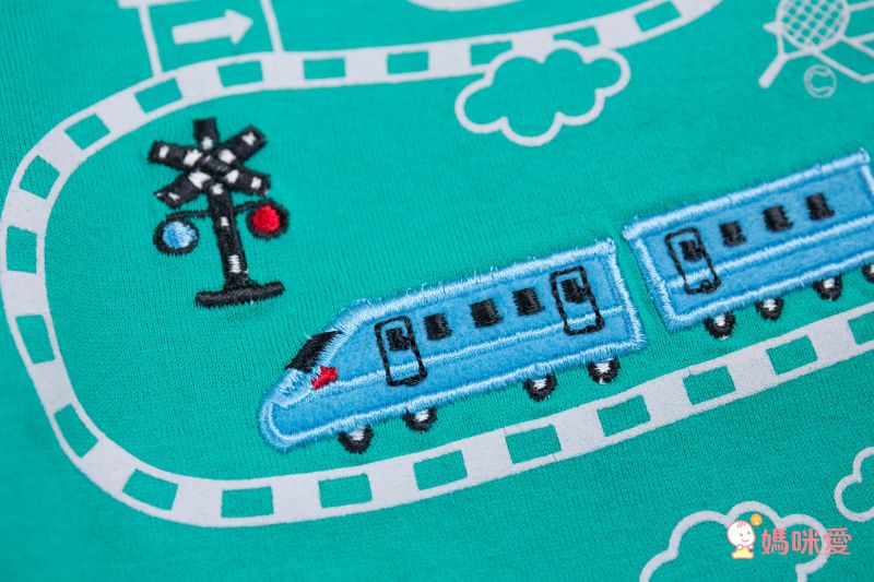 日本服飾代購 - (剩95)純棉印花短袖上衣-救援車出動-深藍