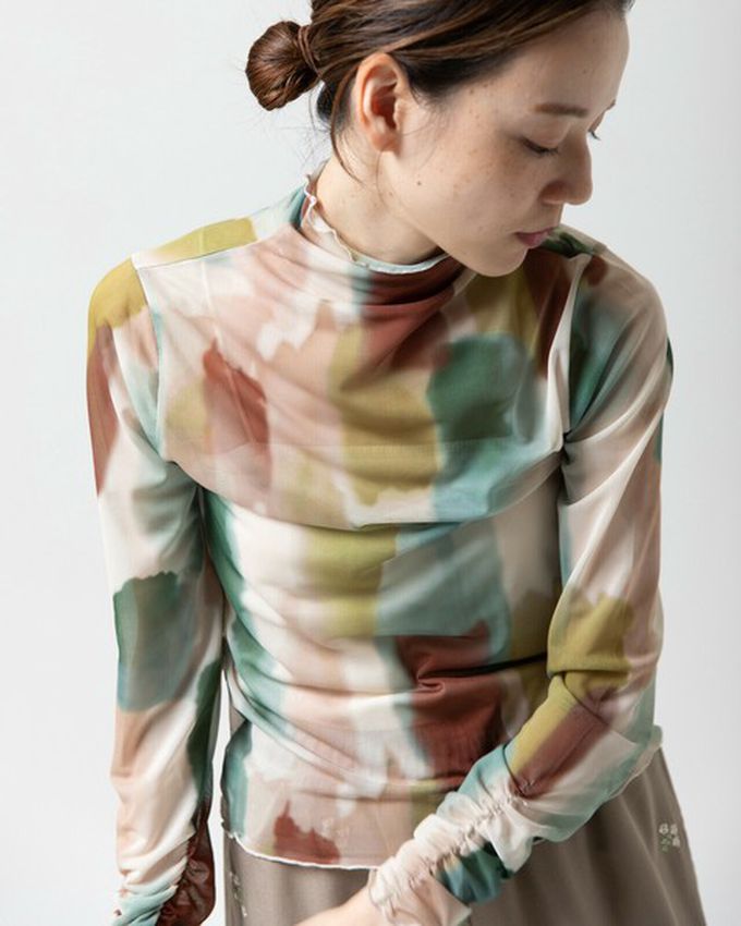 日本 gleam - 水彩畫風透膚皺摺高領長袖上衣-深淺灰系