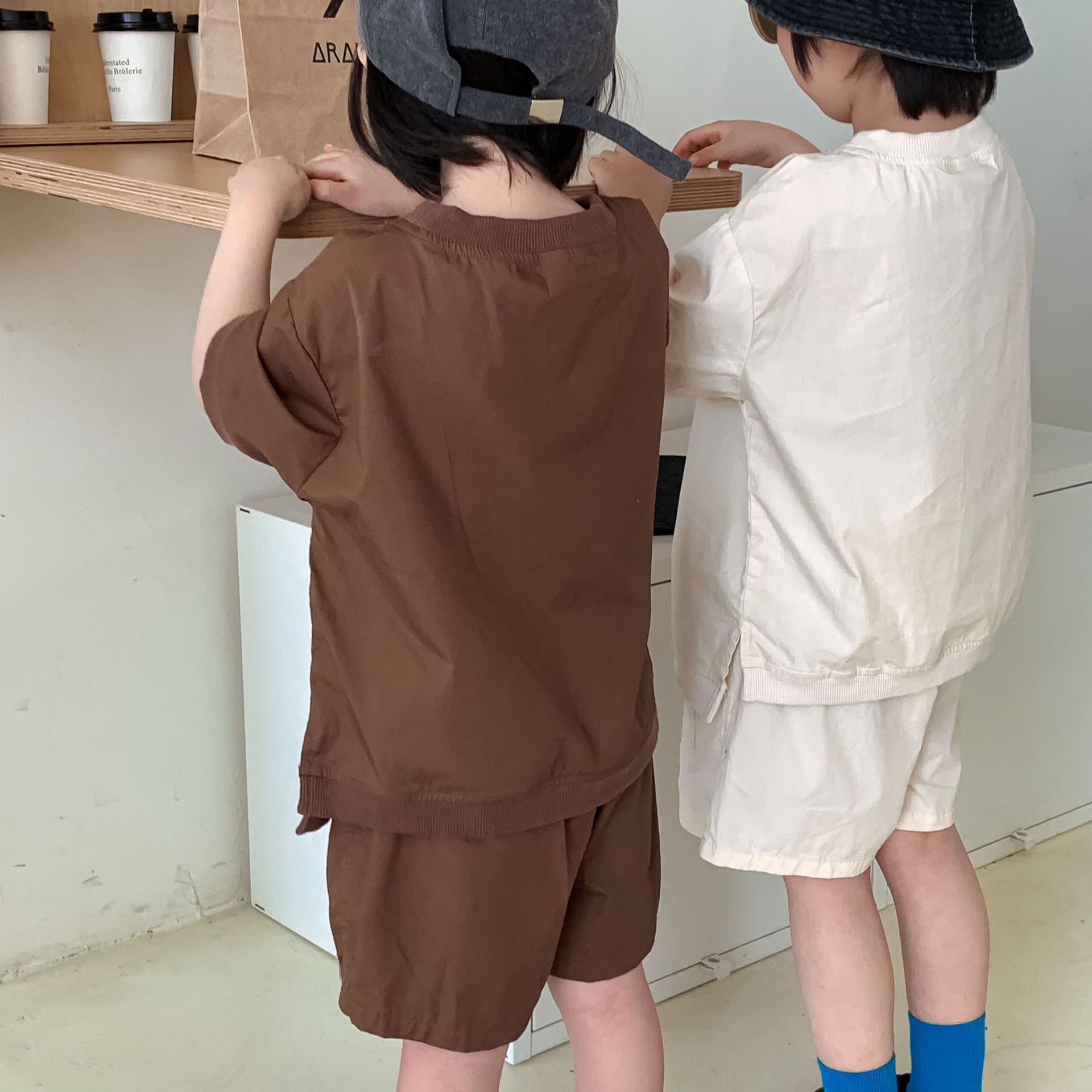 質感素色圓領口袋套裝-咖啡色