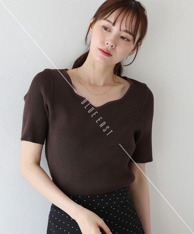 日本 BLUE EAST - 合身羅紋甜美桃心領短袖上衣-黑