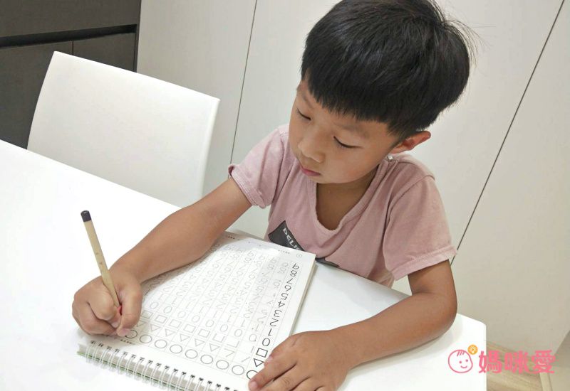 關關破 - 幼小銜接凹槽簿套組-小一先修+英文+筆順初級+贈：努力存摺6本(拼圖款)-暢銷教養作家王麗芳老師研發