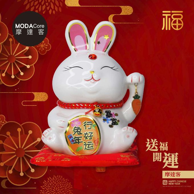 MODACore 摩達客 - ◉春節開運◉超萌6吋陶瓷兔兔招財貓_附贈坐墊-白兔好運款/撲滿存錢桶擺飾