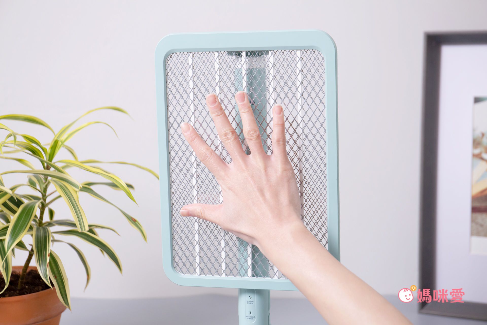 一擊斃殺！【KINYO】可伸縮折疊/日夜兩用捕蚊電蚊拍