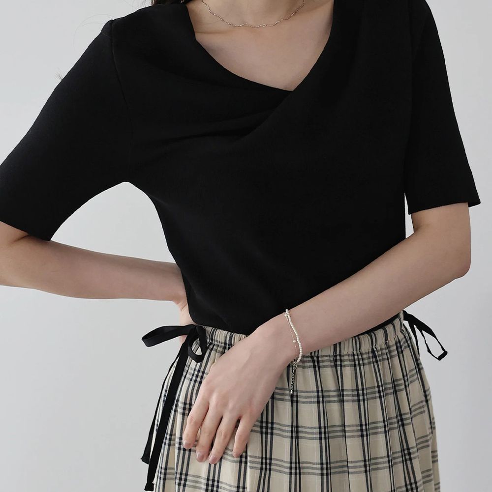 高雅美型垂墜V領針織短袖上衣-黑