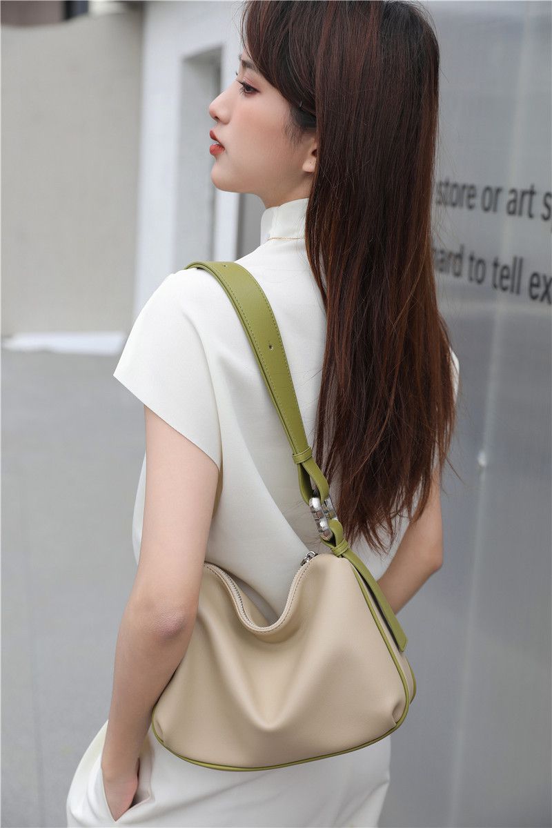 高質感時尚軟牛皮肩背包-白+棕 (28x6x20cm)