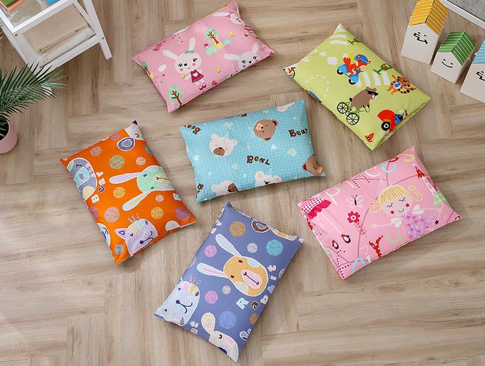 鴻宇 HongYew - 防螨抗菌100%美國棉兒童標準型天然乳膠枕-歡樂園地2262-藍