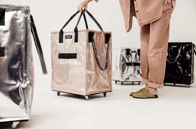 提握雙把移動時，可使浩肯包更穩定好拖拉