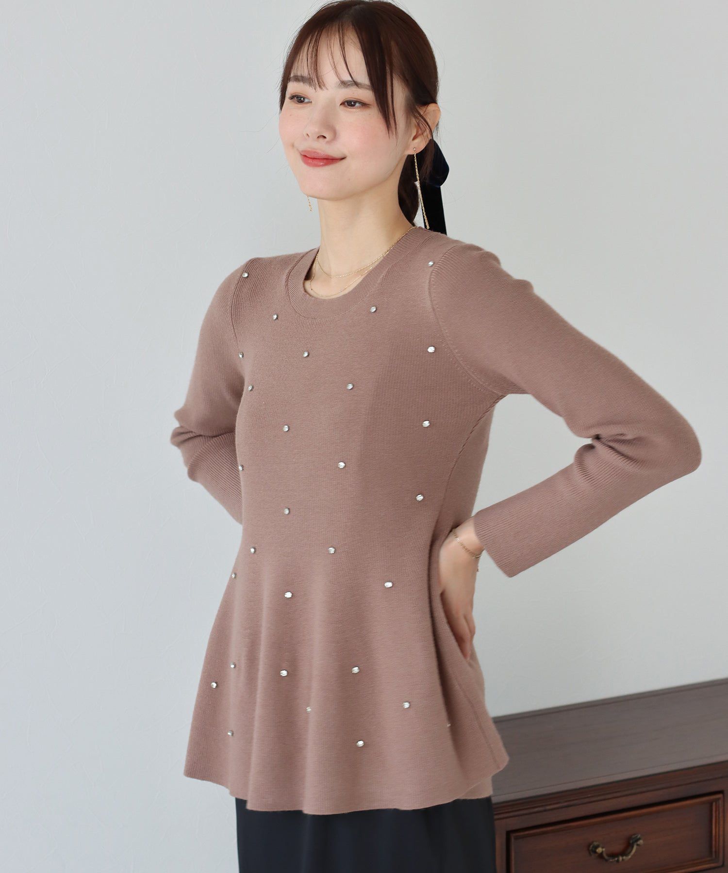 日本 BLUE EAST - 奢華墜飾傘狀修身針織上衣-黑