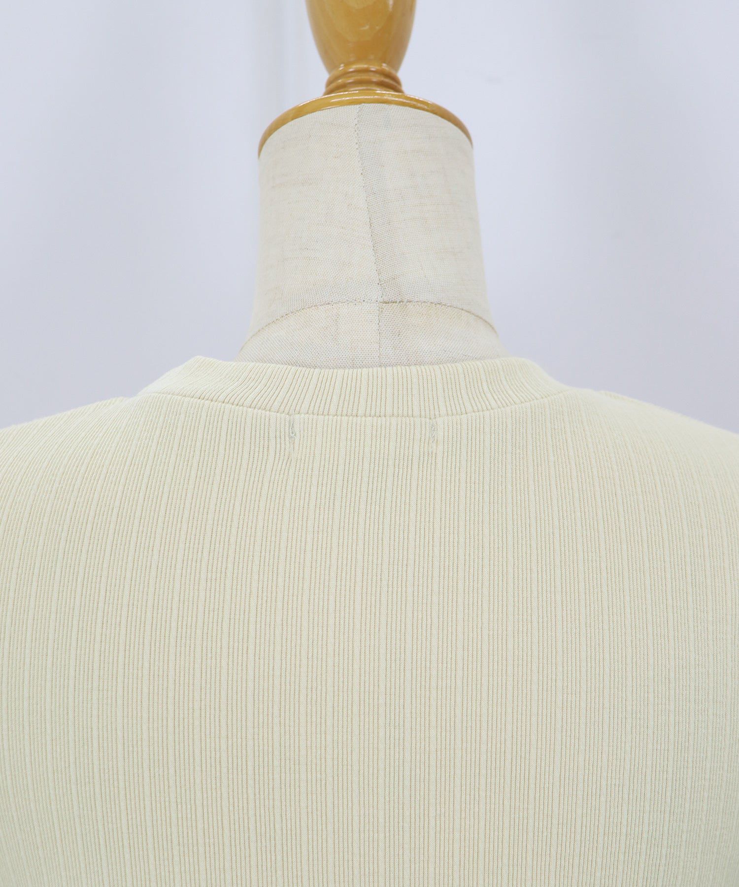 日本 BLUE EAST - 圓領彈性捲邊五分袖上衣-米杏