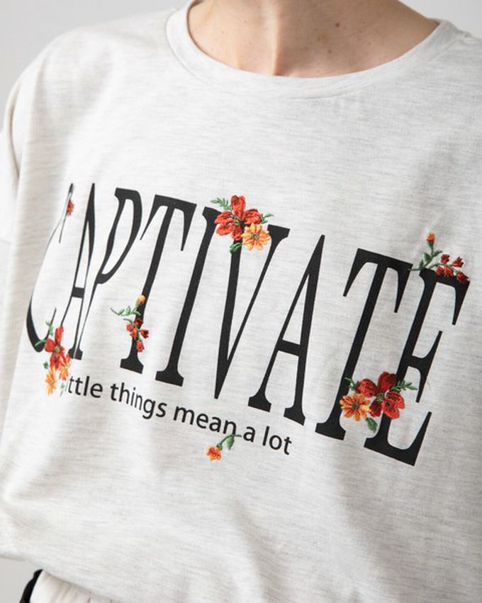 日本 gleam - 花朵刺繡英文標語天竺棉短袖T恤-白