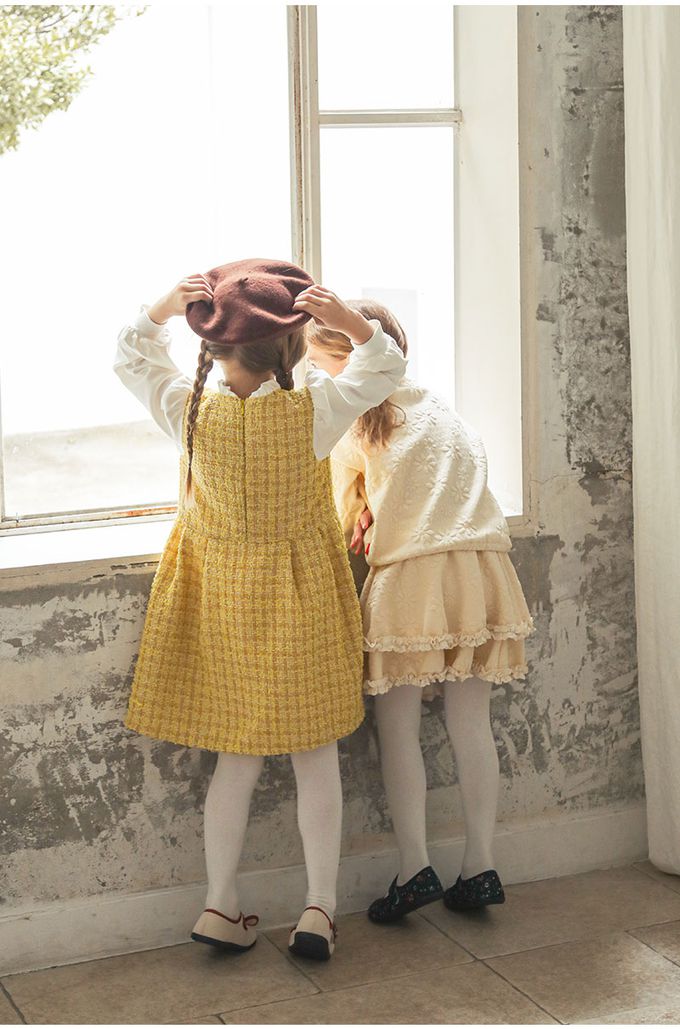 韓國 OZKIZ - 立體花朵印愛心釦縮口外套-米白