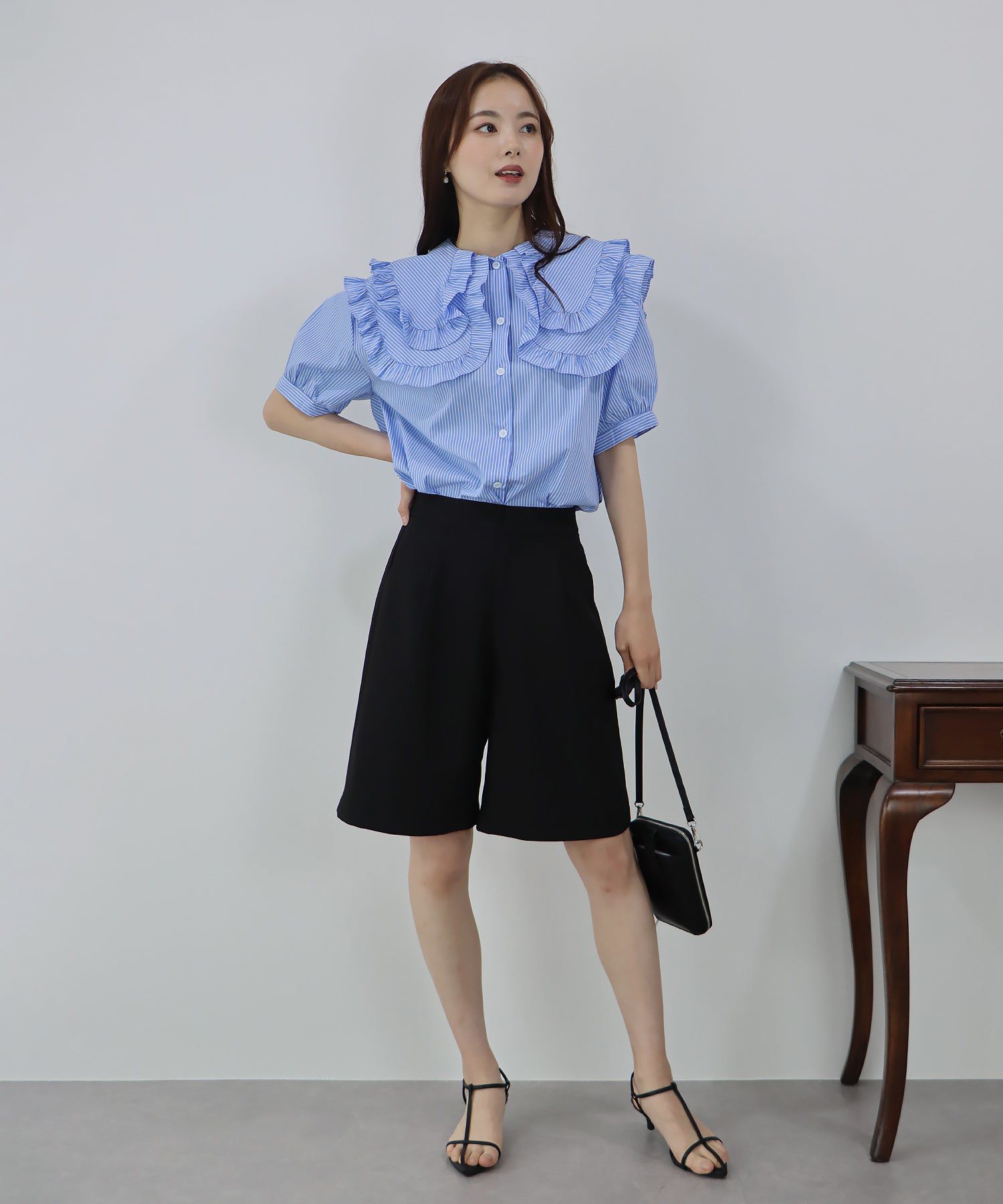 日本 BLUE EAST - 荷葉層次領泡泡短袖襯衫-條紋-水藍