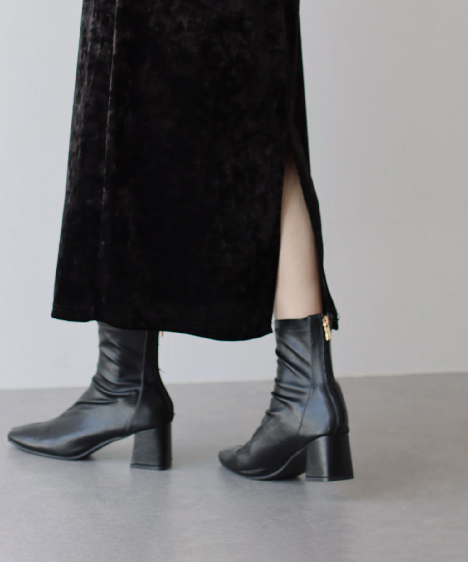 日本 BLUE EAST - 優雅絲絨感後開叉鬆緊長裙-淺摩卡