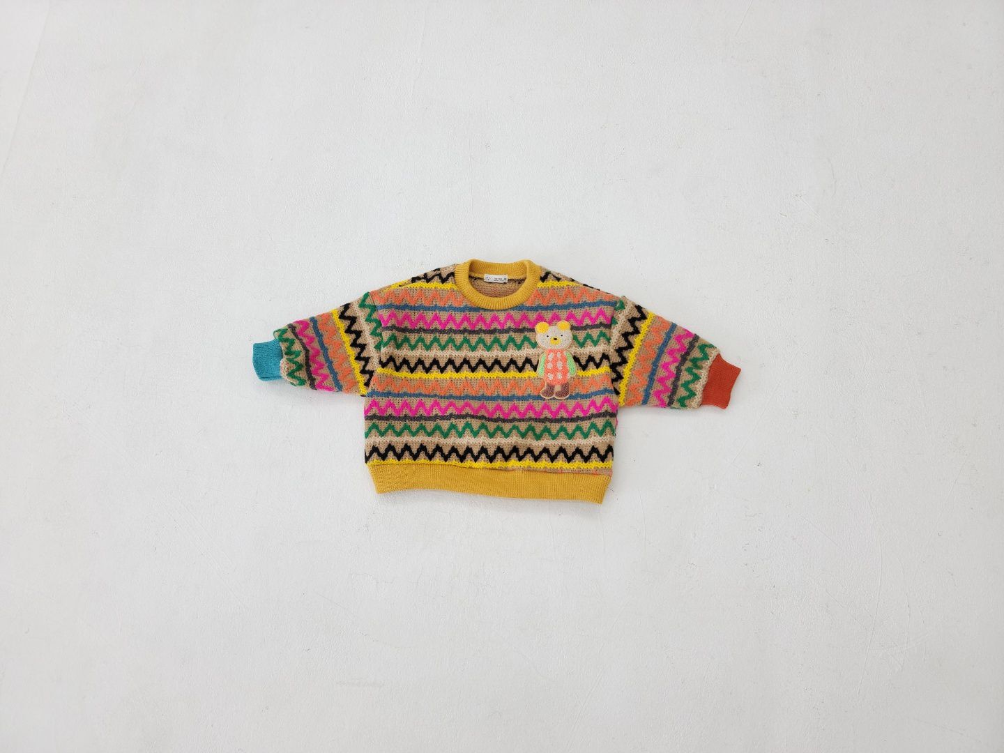 韓國 Mimico - 毛絨熊裝飾波浪紋針織上衣-卡其X黃