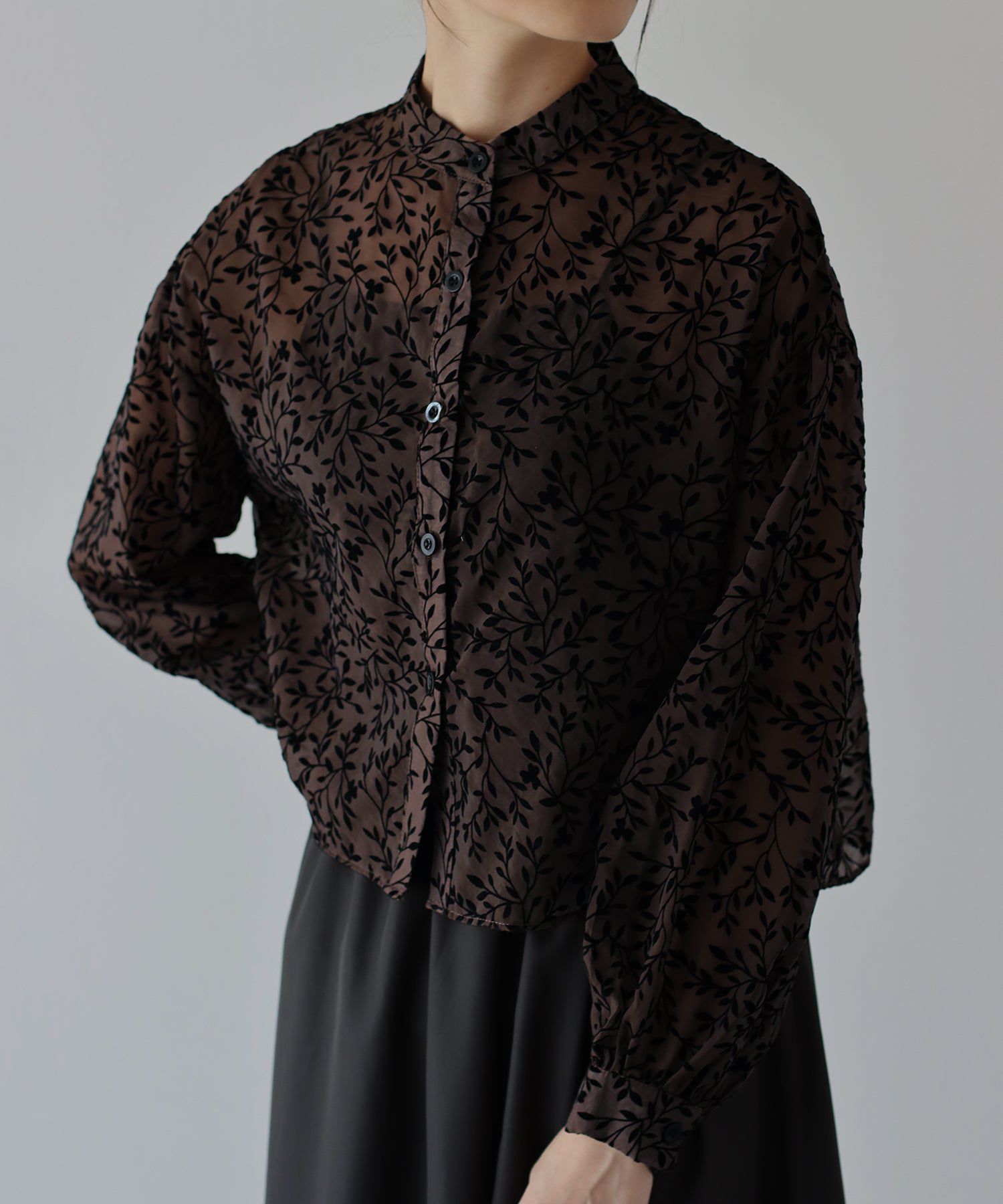 日本 BLUE EAST - 優雅透感植物紋長袖襯衫-黑