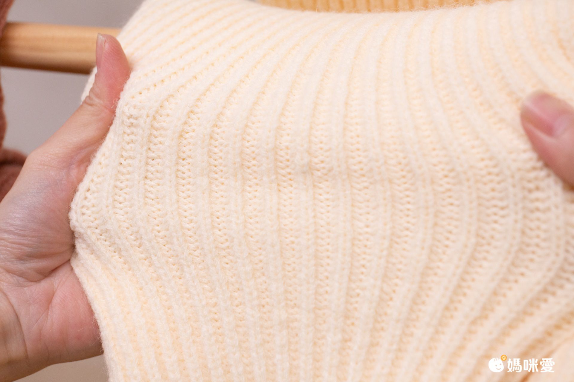 編媽精選 - 百搭直條紋針織圍巾-卡其色 (25x170cm)