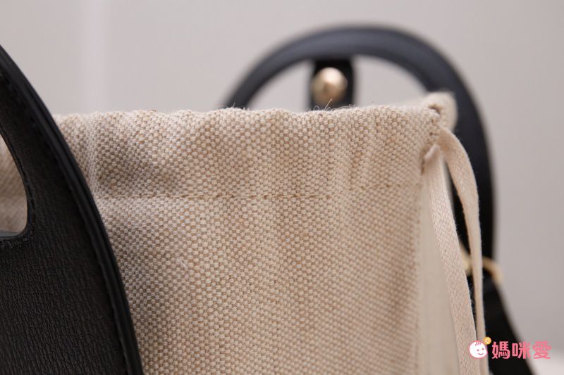 日本服飾代購 - 棉X仿皮異材質拼接簡約梯形側背包-摩卡 (17x23x10cm)