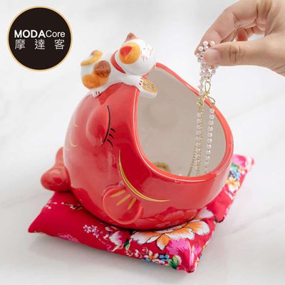 MODACore 摩達客 - ◉開運招財◉大嘴金魚招財貓陶瓷糖果罐(含坐墊)_擺飾桌飾
