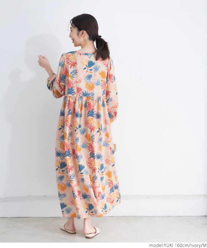 日本 COCA - 夏日風情V領長袖洋裝-繽紛葉子-米杏