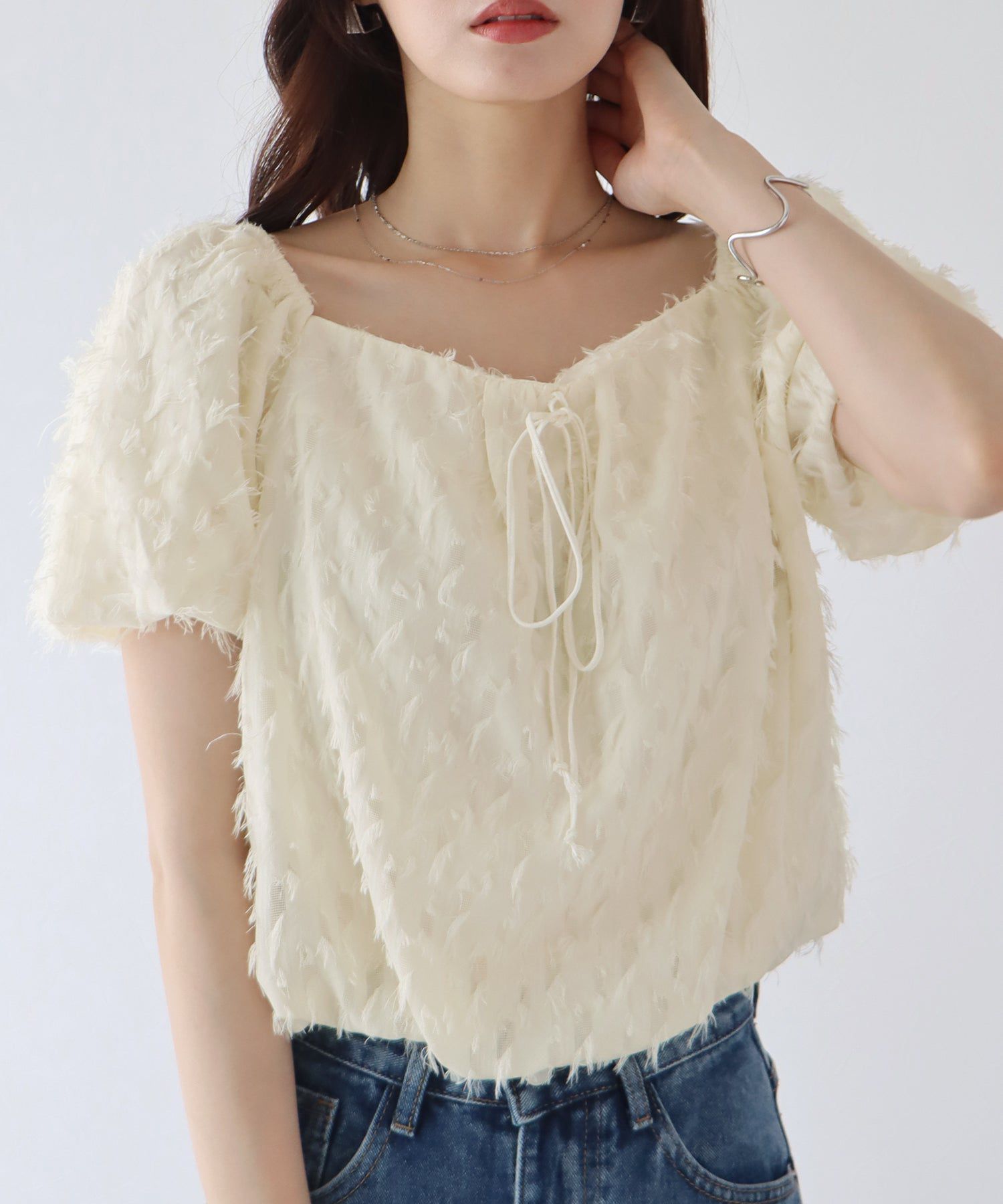 日本 BLUE EAST - 抽鬚感寬領泡泡袖上衣-淺杏