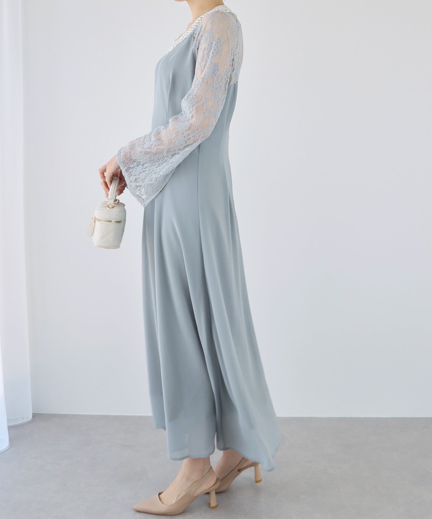 日本 BLUE EAST - 優雅V領蕾絲袖拼接洋裝-經典黑