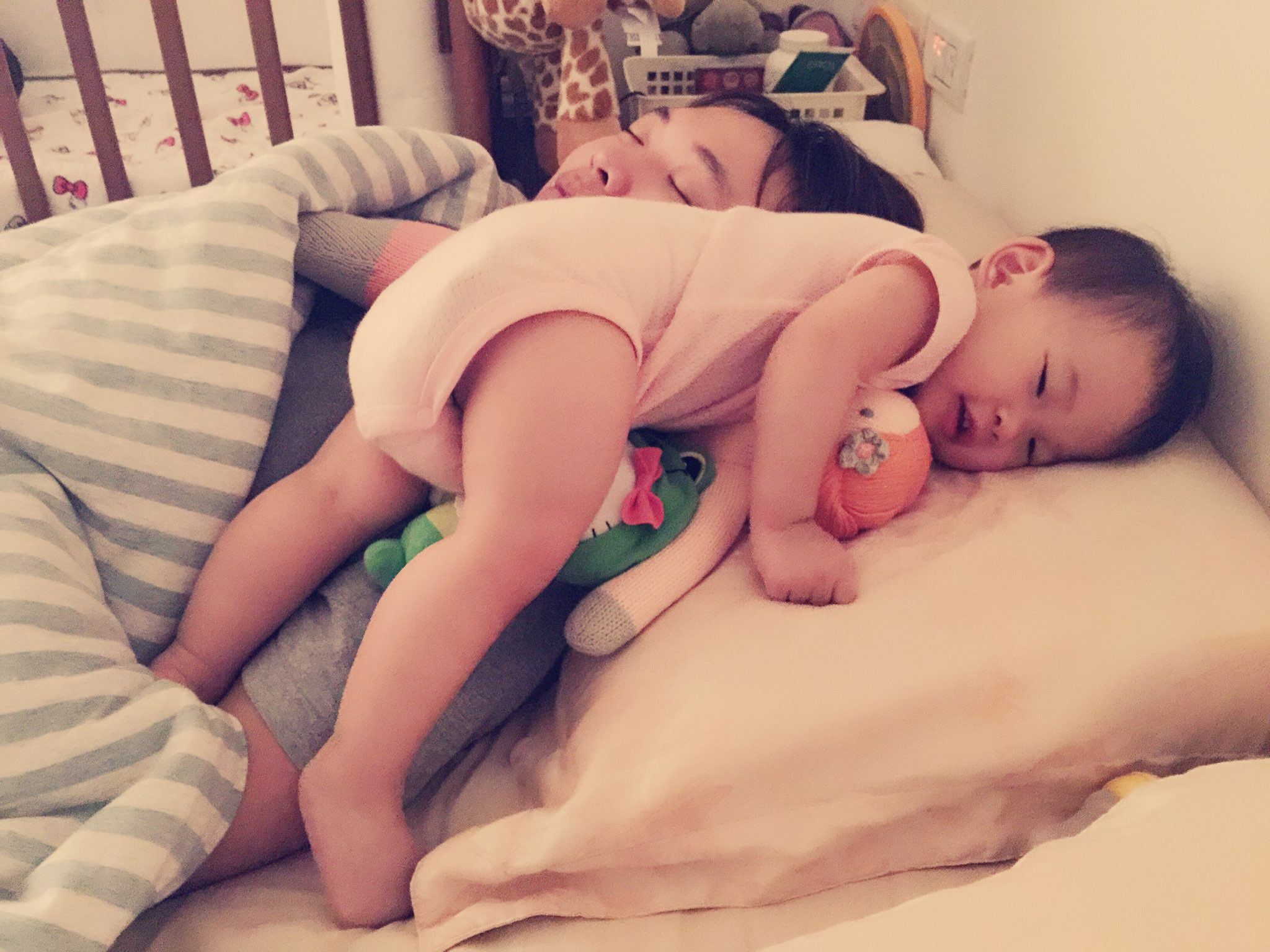 最喜歡騎在爸爸頭上了～