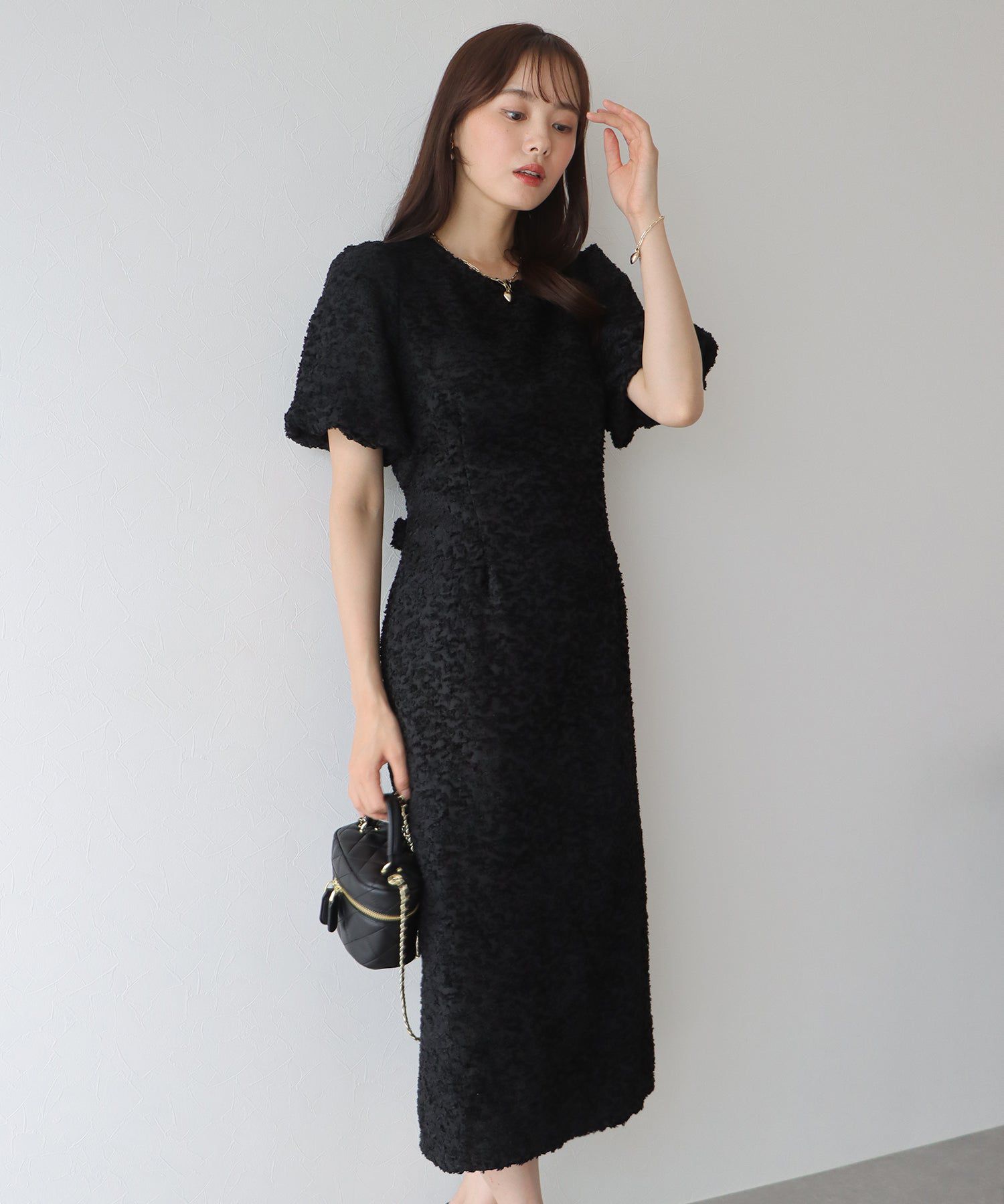 日本 BLUE EAST - 時尚抽鬚後綁帶泡泡袖洋裝-米杏