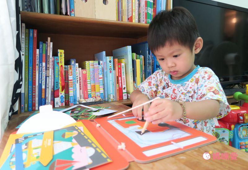 美國 Petit Collage - 【新品】彩色磁性塗鴉板-百變的臉