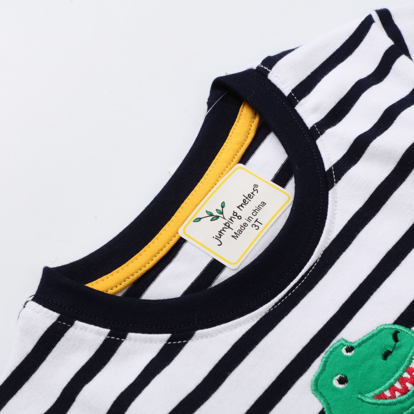 Jumping meters - 棉質圓領條紋短袖上衣-刺繡恐龍-黑+白