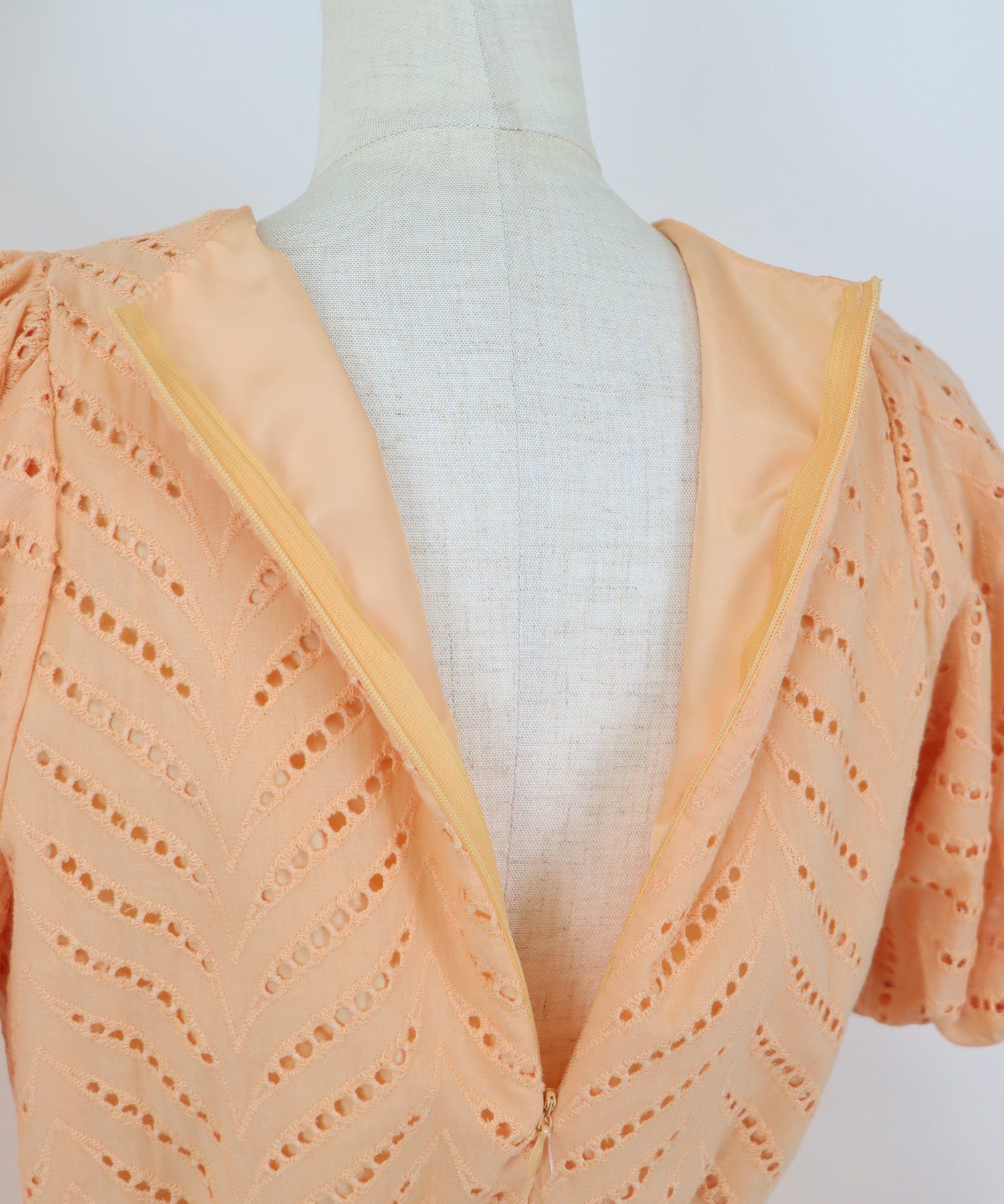 日本 BLUE EAST - 優雅雕花泡泡袖洋裝-白