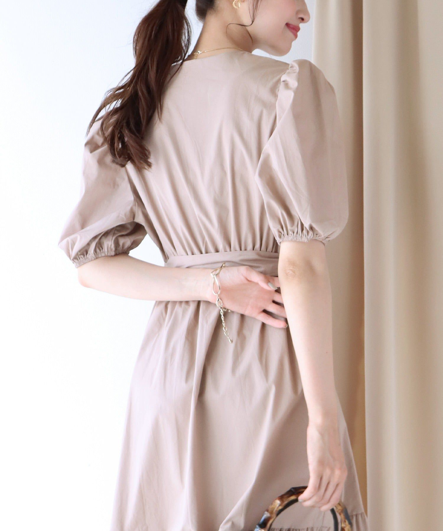 日本 BLUE EAST - 優雅小V領綁帶澎澎袖洋裝-奶茶棕